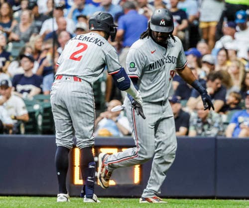 Minnesota Twins designated hitter Josh Bell (R) celebrates with Minnesota Twins right fielder Kody Clemens (L) after hitting a two RBI home run in the second inning of the MLB, Baseball Herren, USA game between the Minnesota Twins and the Milwaukee Brewers at American Family Field in Milwaukee, Wisconsin on Friday, August 7, 2026.  MIL20260807818 TANNENxMAURY