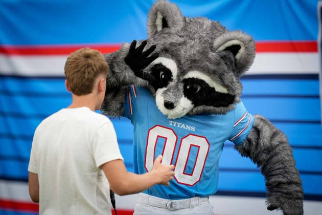 August 7, 2026, Nashville, Tennessee, USA: The new look of the Tennessee Titans mascot T-Rac greets fans during the Blue & White Scrimmage at Nissan Stadium. Nashville USA - ZUMAh237 20260807_zsp_h237_006 Copyright: xCamdenxHallx