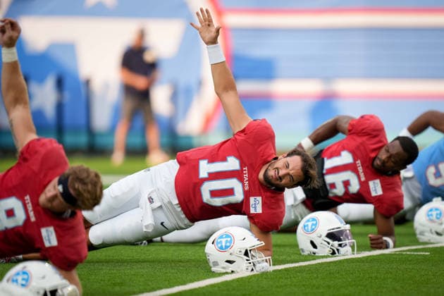 August 7, 2026, Nashville, Tennessee, USA: Tennessee Titans quarterback Brandon Allen (10) stretches during the Blue & White Scrimmage at Nissan Stadium. NFL, American Football Herren, USA 2026: Tennessee Titans Blue & White Scrimmage  - ZUMAh237 20260807_zsp_h237_008 Copyright: xCamdenxHallx