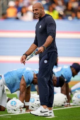 August 7, 2026, Nashville, Tennessee, USA: Tennessee Titans head coach Robert Saleh talks with his team during the Blue & White Scrimmage at Nissan Stadium. NFL, American Football Herren, USA 2026: Tennessee Titans Blue & White Scrimmage  - ZUMAh237 20260807_zsp_h237_027 Copyright: xCamdenxHallx