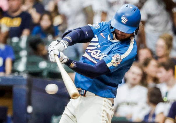 Milwaukee Brewers second baseman Brice Turang hits a single in the fifth inning of the MLB, Baseball Herren, USA game between the Minnesota Twins and the Milwaukee Brewers at American Family Field in Milwaukee, Wisconsin on Friday, August 7, 2026.  MIL20260807826 TANNENxMAURY