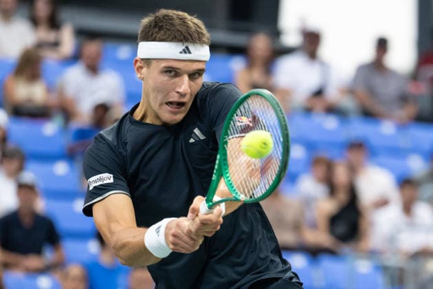 MONTREAL, QC - AUGUST 07: Jakub. Mensik from Czechia returns the ball against Terence Atmane from France during their singles third round match on day six of the ATP, Tennis Herren 1000 National Bank Open presented by Rogers at Stade IGA on August 7, 2026 in Montreal, Quebec, Canada.(Photo by Vincent Ethier Icon Sportswire) TENNIS: AUG 07 National Bank Open EDITORIAL USE ONLY Icon2608071396