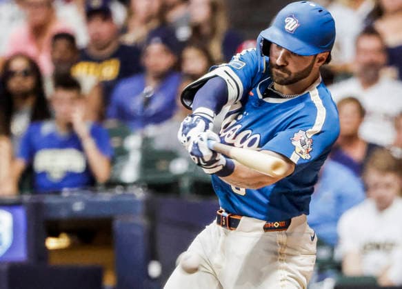 Milwaukee Brewers center fielder Garrett Mitchell hits a single in the fifth inning of the MLB, Baseball Herren, USA game between the Minnesota Twins and the Milwaukee Brewers at American Family Field in Milwaukee, Wisconsin on Friday, August 7, 2026.  MIL20260807829 TANNENxMAURY