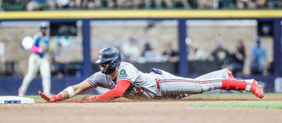 Minnesota Twins second baseman Royce Lewis slides into second base after hitting an RBI double in the sixth inning of the MLB, Baseball Herren, USA game between the Minnesota Twins and the Milwaukee Brewers at American Family Field in Milwaukee, Wisconsin on Friday, August 7, 2026.  MIL20260807833 TANNENxMAURY