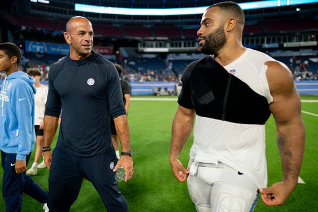 August 7, 2026, Nashville, Tennessee, USA: Tennessee Titans head coach Robert Saleh, left, heads off the field after the Blue & White Scrimmage at Nissan Stadium. Nashville USA - ZUMAh237 20260807_zsp_h237_039 Copyright: xCamdenxHallx