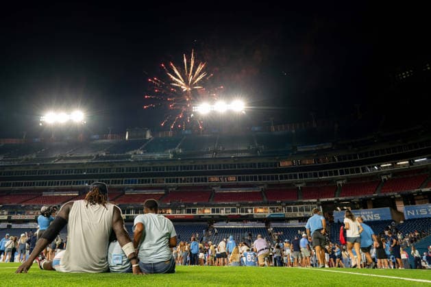 August 7, 2026, Nashville, Tennessee, USA: Fireworks light up the sky after the Blue & White Scrimmage at Nissan Stadium. NFL, American Football Herren, USA 2026: Tennessee Titans Blue & White Scrimmage  - ZUMAh237 20260807_zsp_h237_036 Copyright: xCamdenxHallx