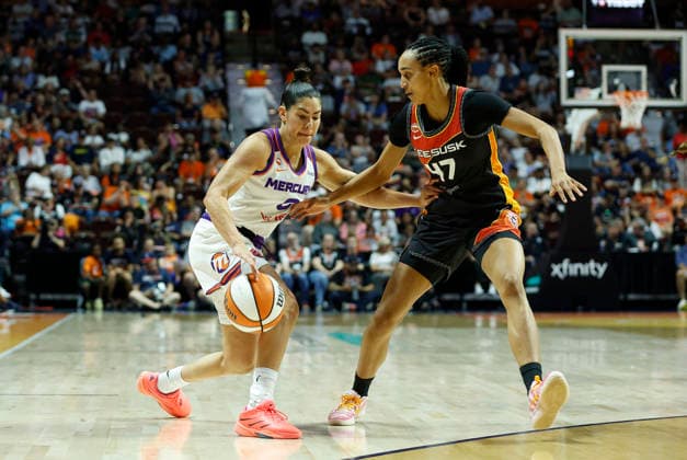 UNCASVILLE, CT - AUGUST 07: Kelsey Plum 0 of the Phoenix Mercury defended by Leila Lacan 47 of the Connecticut Sun during the WNBA, Basketball Damen, USA game between Phoenix Mercury and Connecticut Sun on August 7, 2026, at Mohegan Sun Arena in Uncasville, CT. (Photo by M. Anthony Nesmith Icon Sportswire) WNBA: AUG 07 Phoenix Mercury at Connecticut Sun EDITORIAL USE ONLY Icon26080708