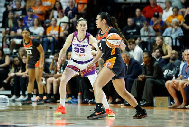 UNCASVILLE, CT - AUGUST 07: Sami Whitcomb 33 of the Phoenix Mercury defends Charlisse Leger-Walker 4 of the Connecticut Sun during the WNBA, Basketball Damen, USA game between Phoenix Mercury and Connecticut Sun on August 7, 2026, at Mohegan Sun Arena in Uncasville, CT. (Photo by M. Anthony Nesmith Icon Sportswire) WNBA: AUG 07 Phoenix Mercury at Connecticut Sun EDITORIAL USE ONLY Icon26080715