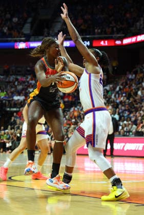 UNCASVILLE, CT - AUGUST 07: Diamond Miller 1 of the Connecticut Sun passes the ball while defended by Alyssa Thomas 25 of the Phoenix Mercury during the WNBA, Basketball Damen, USA game between Phoenix Mercury and Connecticut Sun on August 7, 2026, at Mohegan Sun Arena in Uncasville, CT. (Photo by M. Anthony Nesmith Icon Sportswire) WNBA: AUG 07 Phoenix Mercury at Connecticut Sun EDITORIAL USE ONLY Icon26080739