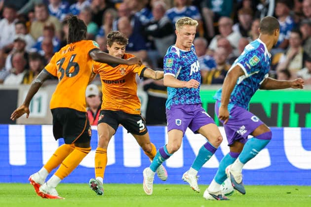 Wolverhampton Wanderers v Port Vale - Carabao Cup First Round Kyle Dempsey of Port Vale FC (second from right) in action with the ball during the Carabao Cup First Round match between Wolverhampton Wanderers and Port Vale at Molineux, Wolverhampton. Wolverhampton West Midlands United Kingdom  Copyright: xMIxNewsx originalFilename:fletcher-wolverha260807_np0EA.jpg