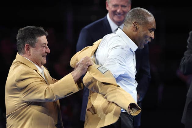 Pro Football Hall of Famer and former owner of the San Franciso 49ers, Eddie DeBartolo Jr.puts the gold jacket on 2026 inductee, Roger Craig at a ceremony in Canton, Ohio, on Friday, August 7, 2026.  CAN20260807136 AARONxJOSEFCZYK