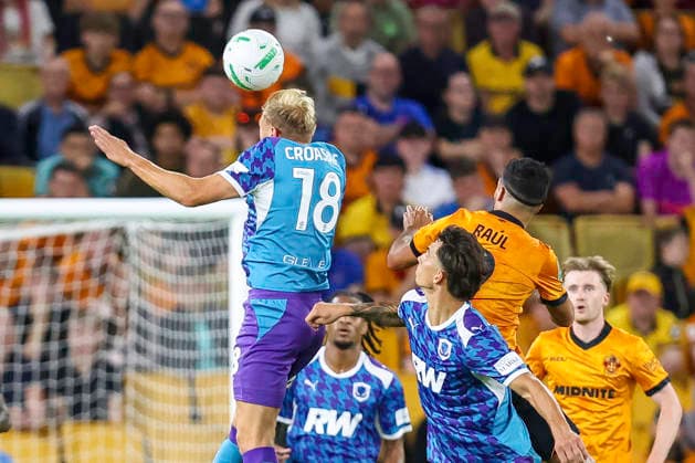 Wolverhampton Wanderers v Port Vale - Carabao Cup First Round Ryan Croasdale of Port Vale FC heads the ball during the Carabao Cup First Round match between Wolverhampton Wanderers and Port Vale at Molineux in Wolverhampton, United Kingdom. Wolverhampton West Midlands United Kingdom  Copyright: xMIxNewsx originalFilename:fletcher-wolverha260807_npKBf.jpg