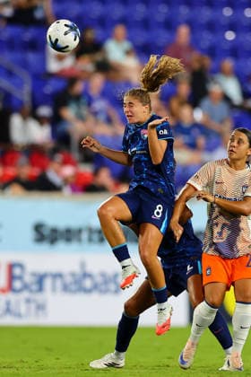 HARRISON, NJ - AUGUST 07: Kimmi Ascanio 8 of the San Diego Wave FC heads the ball during the first half of the NWSL game against Gotham FC on August 7, 2026 at Sports Illustrated Stadium in Harrison, New Jersey. (Photo by Rich Graessle Icon Sportswire) SOCCER: AUG 07 NWSL Gotham FC vs SD Wave EDITORIAL USE ONLY Icon26080729997