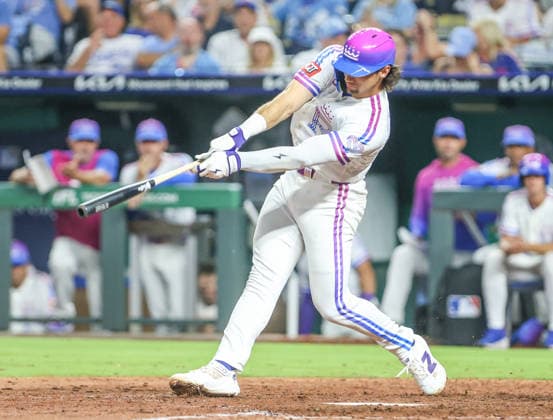 AUG 07, 2026: Kansas City Royals outfielder Jac Caglianone (14) hits a double in the 8th inning against the Chicago Cubs at Kauffman Stadium Kansas City, MO. CSM MLB, Baseball Herren, USA 2026: Cubs Vs Royals August 8th  - ZUMAc04_ 20260807_zma_c04_185 Copyright: xRomanxPunox