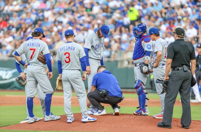 AUG 07, 2026: Chicago Cubs starting pitcher Kevin Gausman (12) was being checked for possible injury after getting hit by a line drive in the 1st inning against the Kansas City Royals at Kauffman Stadium Kansas City, MO. CSM MLB, Baseball Herren, USA 2026: Cubs Vs Royals August 8th  - ZUMAc04_ 20260807_zma_c04_202 Copyright: xRomanxPunox