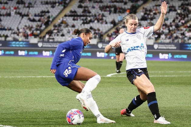 Chelsea Women v Auckland FC Women s Invitational XI Pre-Season Friendly Alyssa Thompson of Chelsea Women evades Aimee Medwin of Auckland FC Women s Invitational XI during the Pre-Season Friendly match at Eden Park, Auckland 08 08 2026 UK Newspapers OUT Copyright: xAlexxLeechx FIL-23738-0039