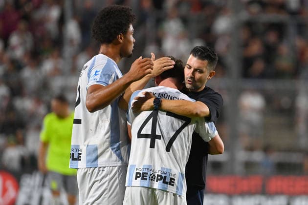 Trainer Alper KAYABUNAR (1860) und Arian Ortivero CALDERON (Torwart TSV 1860 Muenchen) troesten Lance FIEDLER (TSV 1860 Muenchen) nach Spielende,Trost. Enttaeuschung,Frust,enttaeuscht, frustriert,niedergeschlagen, Fussball Regionalliga Bayern Saison 2026 2027,26 27 3.Spieltag TSV 1860 Muenchen - FC Augsburg II 2-2 am 07.08.2026 in Muenchen GRUENWALDER STADION. *** Coach Alper KAYABUNAR of 1860 and Arian Ortivero CALDERON, goalkeeper for TSV 1860 Munich, comfort Lance FIEDLER of TSV 1860 Munich after the game,Consolation, disappointment, frustration, disappointed, frustrated, dejected, Bavarian Regional League soccer season 2026–2027, Matchday 3, TSV 1860 Munich vs. FC Augsburg II, 2–2 on August 7, 2026, at Grünwalder Stadion in Munich