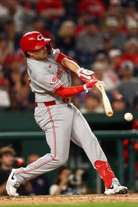 August 7, 2026, Washington D.C, District Of Columbia, United States: Washington, DC; Cincinnati Reds first baseman Sal Stewart (27) breaks his bat as he grounds into a double play during the Major League Baseball game between the Washington Nationals and the Cincinnati Reds at Nationals Park on Friday, August 7, 2026. The Nationals beat the Reds 5-3. MLB, Baseball Herren, USA Washington Nationals 5:3 Cincinnati Reds  - ZUMAp258 20260807_znp_p258_034 Copyright: xStevexPrakopex