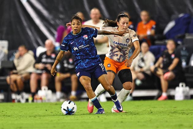 NWSL: Gotham FC Vs. San Diego Wave San Diego Wave midfielder Gia Corley, number 11, pushes off Gotham FC forward Sam Kerr, number 20, during action in a National Women s Soccer League match at Sports Illustrated Stadium in Harrison, New Jersey, on August 7, 2026. Harrison N.J. United States  Copyright: xGordonxDonovanx originalFilename:donovan-nwslgoth260807_npJpq.jpg