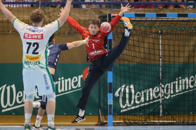 07.08.2026, xtgx, Handball Turnier, SC DHfK Leipzig - SG Flensburg-Handewitt emspor, v.l. Daniel Gurtezky (Leipzig) Parade, haelt den Ball, faengt den Ball, pariert Lößnitz *** August 7, 2026, xtgx, Handball Tournament, SC DHfK Leipzig vs. SG Flensburg Handewitt emspor, from left: Daniel Gurtezky (Leipzig) makes a save, blocks the ball, catches the ball, stops Lößnitz