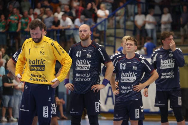 07.08.2026, xtgx, Handball Turnier, SC DHfK Leipzig - SG Flensburg-Handewitt emspor, v.l. Benjamin Buric (Flensburg, 1), Arnar Freyr Arnarsson (Flensburg, 41), Domen Novak (Flensburg, 63) enttaeuscht, schaut enttaeuscht, niedergeschlagen, disappointed Lößnitz *** August 7, 2026, xtgx, Handball Tournament, SC DHfK Leipzig vs. SG Flensburg-Handewitt, from left: Benjamin Buric (Flensburg), 1, Arnar Freyr Arnarsson (Flensburg), 41, Domen Novak (Flensburg), 63, disappointed, looking disappointed, dejected, disappointed (Lößnitz)