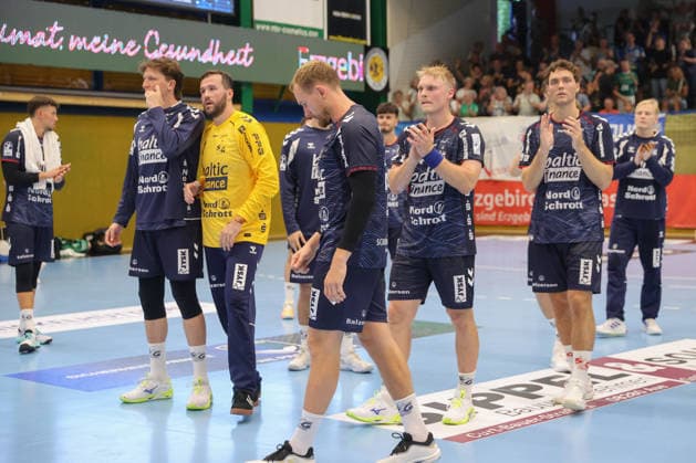 07.08.2026, xtgx, Handball Turnier, SC DHfK Leipzig - SG Flensburg-Handewitt emspor, v.l. Flensburg enttaeuscht, schaut enttaeuscht, niedergeschlagen, disappointed Lößnitz *** August 7, 2026, xtgx, Handball Tournament, SC DHfK Leipzig vs. SG Flensburg Handewitt emspor, from left: Flensburg disappointed, looking disappointed, dejected, disappointed Lößnitz