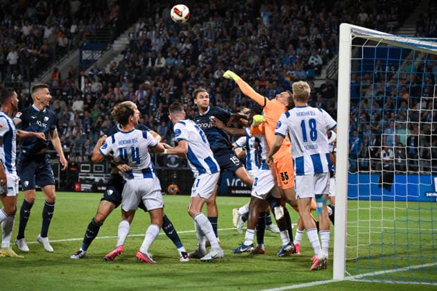 Torwart Marius Gersbeck (Hertha BSC) faustet den Ball, mitte Michael Steinwender (VfL Bochum) 07.08.2026, Fussball 2. Bundesliga, Saison 2026 2027, 1. Spieltag, VfL Bochum - Hertha BSC 0:1 DFL regulations prohibit any use of photographs as image sequences and or quasi-video Bochum Vonovia Ruhrstadion Nordrhein Westfalen Deutschland *** Goalkeeper Marius Gersbeck of Hertha BSC punches the ball away; in the center is Michael Steinwender of VfL Bochum, August 7, 2026; soccer, 2. Bundesliga, 2026–2027 season, Matchday 1, VfL Bochum vs. Hertha BSC 0–1. DFL regulations prohibit any use of photographs as image sequences and or quasi-video. Bochum, Vonovia Ruhrstadion, North Rhine-Westphalia, Germany Team2