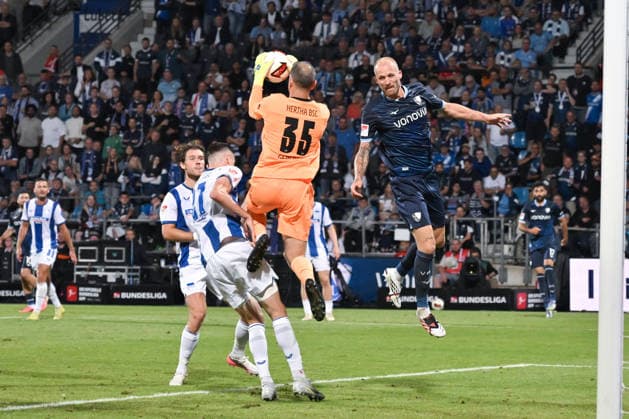 Philipp Hofmann (VfL Bochum), Torwart Marius Gersbeck (Hertha BSC), v.re. 07.08.2026, Fussball 2. Bundesliga, Saison 2026 2027, 1. Spieltag, VfL Bochum - Hertha BSC 0:1 DFL regulations prohibit any use of photographs as image sequences and or quasi-video Bochum Vonovia Ruhrstadion Nordrhein Westfalen Deutschland *** Philipp Hofmann, VfL Bochum; Goalkeeper Marius Gersbeck, Hertha BSC; August 7, 2026; Soccer, 2. Bundesliga; 2026–2027 season; Matchday 1, VfL Bochum vs. Hertha BSC 0–1. DFL regulations prohibit any use of photographs as image sequences and or quasi-video. Bochum, Vonovia Ruhrstadion, North Rhine-Westphalia, Germany Team2