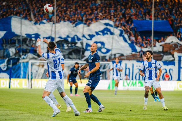 Bochum, Deutschland 07. August 2026: 2. BL - 2026 2027 - Sp. 1 - VfL Bochum 1848 gegen Hertha BSC Im Bild: v. li. im Zweikampf Niklas Kolbe (BSC) und Philipp Hofmann (VfL) DFL DFB regulations prohibit any use of photographs as image sequences and or quasi-video. Vonovia Ruhrstadion Nordrhein Westfalen *** Bochum, Germany August 7, 2026 2. Bundesliga 2026–2027 Matchday 1: VfL Bochum 1848 vs. Hertha BSC Pictured, from left, in a tackle: Niklas Kolbe (BSC) and Philipp Hofmann (VfL). DFL and DFB regulations prohibit any use of photographs as image sequences and or quasi-video. Vonovia Ruhrstadion, North Rhine-Westphalia Copyright: xFotostandx xGraebex