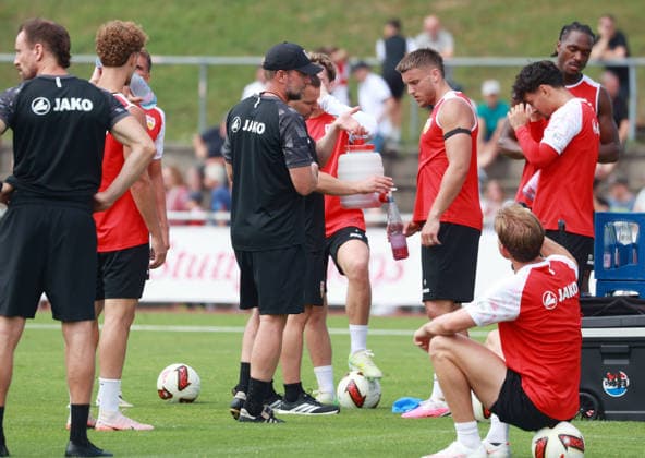07.08.26 VfB Stuttgart Trainingslager Grassau Chiemsee 2026 Deutschland, Grassau, 07.08.2026, Fussball, Bundesliga, Saison 2026 2027, VfB Stuttgart, Trainingslager Grassau Chiemsee 2026: v.l. Sebastian Hoeneß (Trainer), Ermedin Demirovic. *** August 7, 2026 VfB Stuttgart Training Camp in Grassau, Chiemsee, Germany, Grassau, August 7, 2026, Soccer, Bundesliga, 2026–2027 Season, VfB Stuttgart, Grassau Chiemsee Training Camp 2026; from left: Sebastian Hoeneß (coach), Ermedin Demirovic