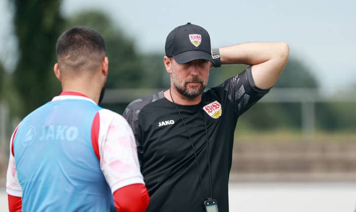 07.08.26 VfB Stuttgart Trainingslager Grassau Chiemsee 2026 Deutschland, Grassau, 07.08.2026, Fussball, Bundesliga, Saison 2026 2027, VfB Stuttgart, Trainingslager Grassau Chiemsee 2026: v.l. Deniz Undav, Sebastian Hoeneß (Trainer). *** August 7, 2026 VfB Stuttgart Training Camp in Grassau, Chiemsee, Germany, Grassau, August 7, 2026, Soccer, Bundesliga, 2026–2027 Season, VfB Stuttgart, Grassau Chiemsee Training Camp 2026; from left: Deniz Undav, Sebastian Hoeneß (coach)