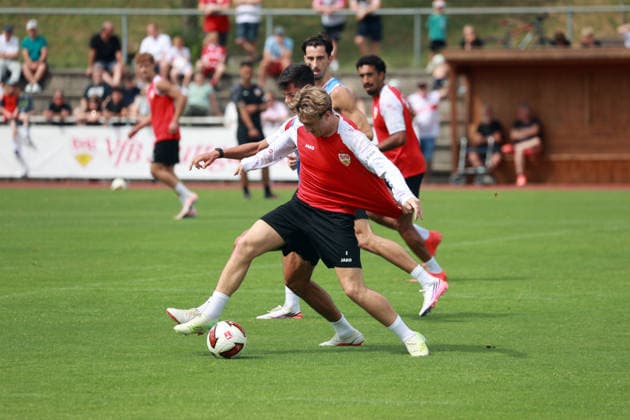 07.08.26 VfB Stuttgart Trainingslager Grassau Chiemsee 2026 Deutschland, Grassau, 07.08.2026, Fussball, Bundesliga, Saison 2026 2027, VfB Stuttgart, Trainingslager Grassau Chiemsee 2026: v.l. Chema Andres, Angelo Stiller. *** August 7, 2026 VfB Stuttgart Training Camp in Grassau, Chiemsee, Germany, Grassau, August 7, 2026, Soccer, Bundesliga, 2026–2027 Season, VfB Stuttgart, Training Camp in Grassau, Chiemsee, 2026; from left: Chema Andres, Angelo Stiller