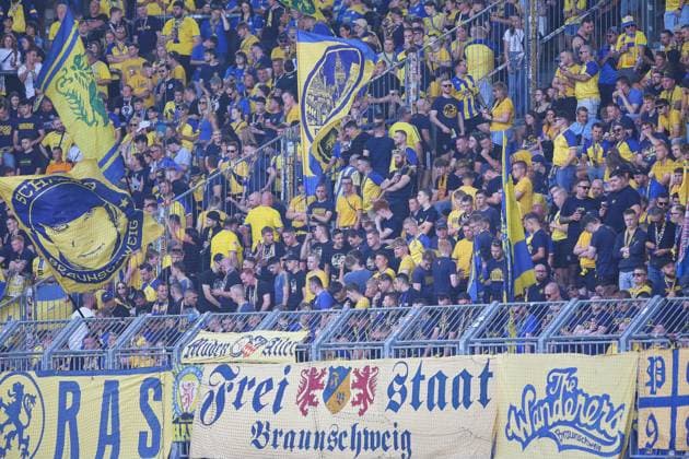 Magdeburg, Sachsen-Anhalt, Deutschland, 08.08.2026: Avnet Arena: 1. Spieltag, Saison 2026 27, 2. Fußball-Bundesliga: 1. FC Magdeburg - Eintracht Braunschweig: Fans von Eintracht Braunschweig *** Magdeburg, Saxony-Anhalt, Germany, August 8, 2026, Avnet Arena, Matchday 1, 2026–27 Season, 2. Bundesliga, 1. FC Magdeburg vs. Eintracht Braunschweig, Eintracht Braunschweig fans Copyright: xdtsxNachrichtenagenturx dts_129591