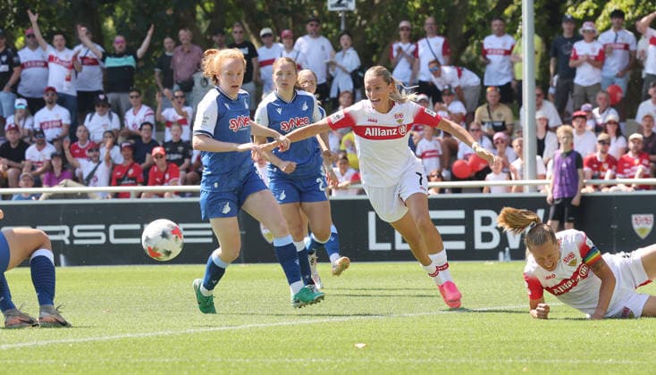 Stuttgart , VfB Stuttgart Saisoneröffnung VfB Stuttgart Frauen vs. TSG 1899 Hoffenheim Frauen , von links: Milena Röder ( Hoff ) Dafina Redzepi ( VfB ) *** Stuttgart, VfB Stuttgart Season Opener: VfB Stuttgart Women vs. TSG 1899 Hoffenheim Women; from left: Milena Röder (Hoff), Dafina Redzepi (VfB)