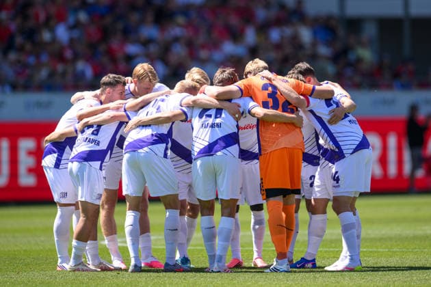 Fußball, 2. Bundesliga, 20260808, 1. FC Heidenheim - VfL Osnabrück. Im Bild Osnabrück schwört sich ein. Heidenheim Voith-Arena Baden-Württemberg Deutschland *** Soccer, 2. Bundesliga, 20260808, 1. FC Heidenheim vs. VfL Osnabrück. Pictured: Osnabrück rallies at Heidenheim s Voith Arena in Baden-Württemberg, Germany Copyright: Passion2Press MarkusxFischerx