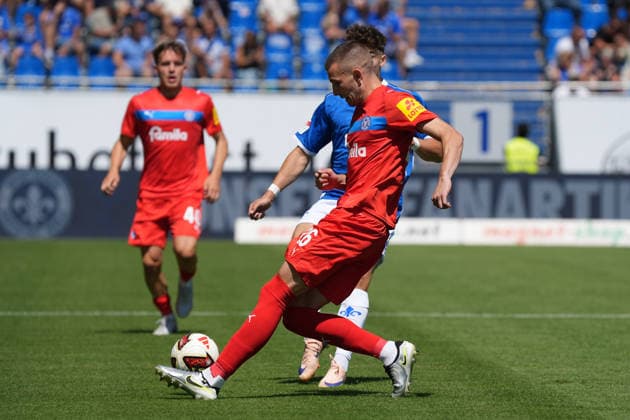 David Zec (Holstein Kiel) klärt - 08.08.2026 2. Bundesliga, Saison 26 27: SV Darmstadt 98 vs. Holstein Kiel, Stadion am Boellenfalltor, 1. Spieltag, emonline, emspor, *** David Zec, Holstein Kiel, reports: August 8, 2026, 2. Bundesliga, 2026–27 season, SV Darmstadt 98 vs. Holstein Kiel, Stadion am Boellenfalltor, Matchday 1, emonline, emspor,