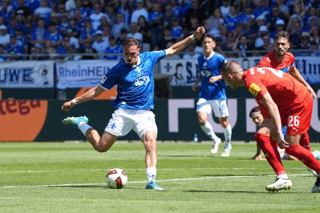 Lance Duijvestijn (SV Darmstadt 98) zieht ab und erzielt den Ausgleich, der aber nicht anerkannt wird wegen Abseits - 08.08.2026 2. Bundesliga, Saison 26 27: SV Darmstadt 98 vs. Holstein Kiel, Stadion am Boellenfalltor, 1. Spieltag, emonline, emspor, *** Lance Duijvestijn of SV Darmstadt 98 breaks away and scores the equalizer, but the goal is disallowed for offside. August 8, 2026, 2. Bundesliga, Season 26–27, SV Darmstadt 98 vs. Holstein Kiel, Stadion am Boellenfalltor, Matchday 1, emonline, emspor,