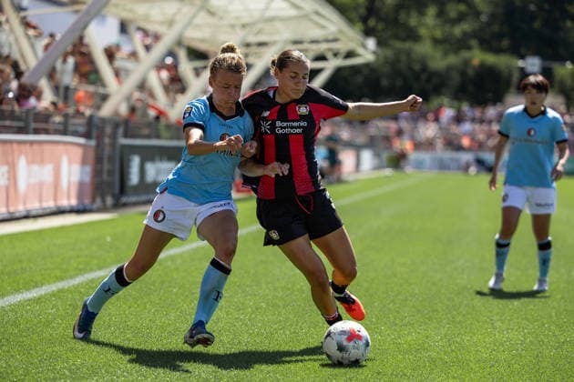 Fußball I Frauen I Testspiel I Bayer 04 Leverkusen - Feyenoord Rotterdam I 08.08.2026 Esmee de Graaf (14, Feyenoord Rotterdam) und Carlotta Wamser (37, Bayer 04 Leverkusen) im Zweikampf Leverkusen Ulrich-Haberland-Stadion Niedersachsen Deutschland *** Soccer I Women I Friendly Match I Bayer 04 Leverkusen vs. Feyenoord Rotterdam I August 8, 2026 Esmee de Graaf 14, Feyenoord Rotterdam and Carlotta Wamser 37, Bayer 04 Leverkusen in a one-on-one battle at the Ulrich Haberland Stadium in Leverkusen, Lower Saxony, Germany Copyright: xLobeca CedricxSiefkerx