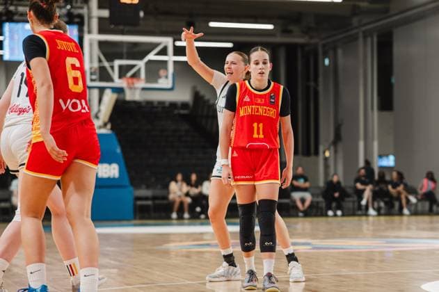 RECORD DATE NOT STATED Mia Wiegand von Deutschland hebt die Hand und fordert den Ball, während Milena Vujovic ( 11; Montenegro) vor ihr steht. Im Hintergrund ist die Kistamässan-Arena in Stockholm zu sehen. Mia Wiegand ( 13; Deutschland) und Milena Vujovic ( 11; Montenegro) im Zweikampf *** Mia Wiegand of Germany raises her hand to call for the ball, while Milena Vujovic (11) of Montenegro stands in front of her. The Kistamässan Arena in Stockholm can be seen in the background. Mia Wiegand (13) of Germany and Milena Vujovic (11) of Montenegro go head-to-head. Copyright: xJoelxKruehlerx