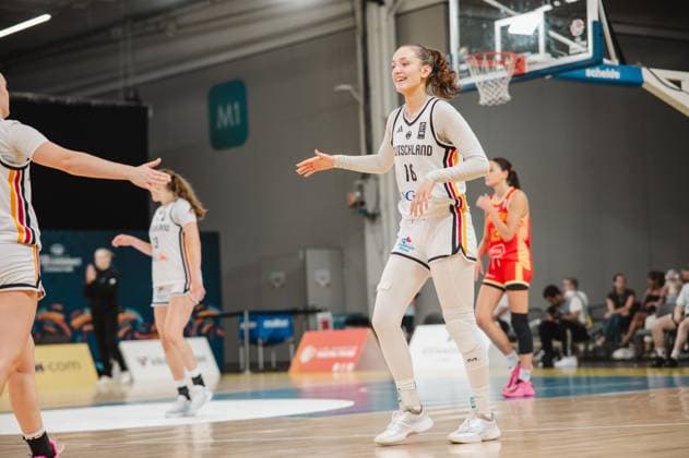 RECORD DATE NOT STATED Lilli Schultze ( 16; Deutschland) streckt lächelnd die Hand einer Teamkollegin entgegen und zeigt sichtbare Freude auf dem Parkett der Kistamässan in Stockholm. Im Hintergrund sind weitere Spielerinnen Deutschlands sowie eine Gegenspielerin in rotem Trikot zu sehen. Lilli Schultze ( 16; Deutschland) beim High-Five mit Teamkollegin *** Lilli Schultze, 16, of Germany, smiles as she reaches out her hand to a teammate, clearly delighted on the court at Kistamässan in Stockholm. In the background are other German players as well as an opponent in a red jersey. Lilli Schultze, 16, of Germany, high-fiving a teammatein Copyright: xJoelxKruehlerx