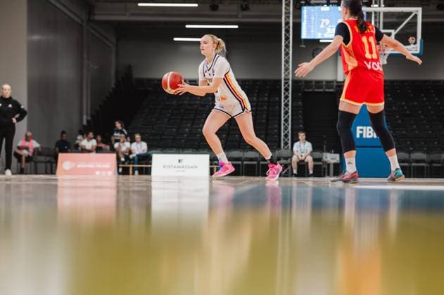 RECORD DATE NOT STATED Eine Spielerin Deutschlands kontrolliert den Basketball und sucht eine Anspielstation, während eine Verteidigerin Montenegros ( 11) den Weg versperrt. Die Szene findet in der Kistamässan in Stockholm statt. Deutschland-Spielerin mit Ball unter Druck einer Montenegro-Verteidigerin *** A German player controls the basketball and looks for a passing option, while a Montenegrin defender (No. 11) blocks her path. The scene takes place at the Kistamässan in Stockholm. A German player with the ball is under pressure from a Montenegrin defender. Copyright: xJoelxKruehlerx