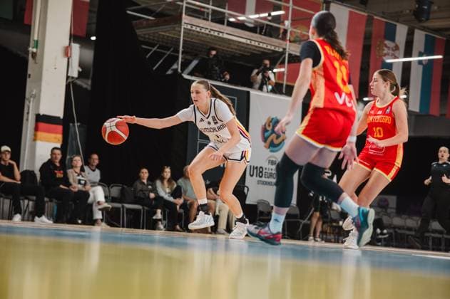 RECORD DATE NOT STATED Mia Wiegand ( 13; Deutschland) treibt den Ball in der Defensive-Zone und sucht den Spielaufbau gegen zwei Spielerinnen Montenegros. Im Hintergrund ist das FIBA U18 Women s EuroBasket-Banner in der Kistamässan Stockholm sichtbar. Mia Wiegand ( 13; Deutschland) im Dribbling gegen Montenegro *** Mia Wiegand 13 of Germany drives the ball into the defensive zone and looks to build an attack against two Montenegrin players. In the background, the FIBA U18 Women’s EuroBasket banner is visible at Kistamässan in Stockholm. Mia Wiegand 13 of Germany dribbles against Montenegro. Copyright: xJoelxKruehlerx