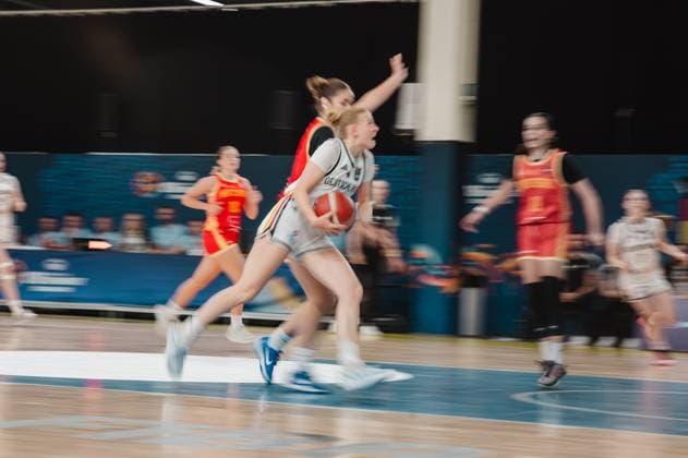 RECORD DATE NOT STATED Eine Spielerin Deutschlands treibt den Ball in Richtung Korb und wird dabei von einer Montenegro-Spielerin bedrängt. Die Szene zeigt intensiven Körperkontakt beim Durchbruch in der Kistamässan Stockholm. Deutschland-Spielerin im Zweikampf gegen Montenegro bei Korbanlauf *** A German player drives toward the basket and is pressured by a Montenegrin player. The scene shows intense physical contact as she drives to the basket at Kistamässan in Stockholm. A German player battles a Montenegrin player on a drive to the basket. Copyright: xJoelxKruehlerx