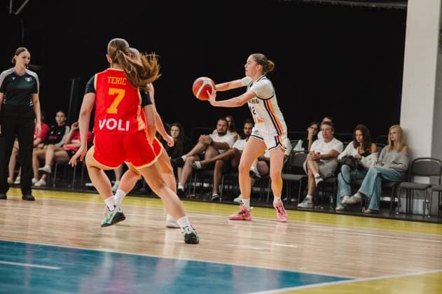 RECORD DATE NOT STATED Lara Gierlich ( 12; Deutschland) kontrolliert den Ball und leitet einen Angriff ein, während Martina Teric ( 7; Montenegro) als Verteidigerin heranrückt. Im Hintergrund verfolgen Zuschauer das Spiel in der Kistamässan in Stockholm. Lara Gierlich ( 12; Deutschland) im Spielaufbau gegen Montenegro *** Lara Gierlich (12, Germany) controls the ball and initiates an attack, while Martina Teric (7, Montenegro) closes in as a defender. In the background, spectators watch the game at Kistamässan in Stockholm. Lara Gierlich (12, Germany) builds up play against Montenegro. Copyright: xJoelxKruehlerx