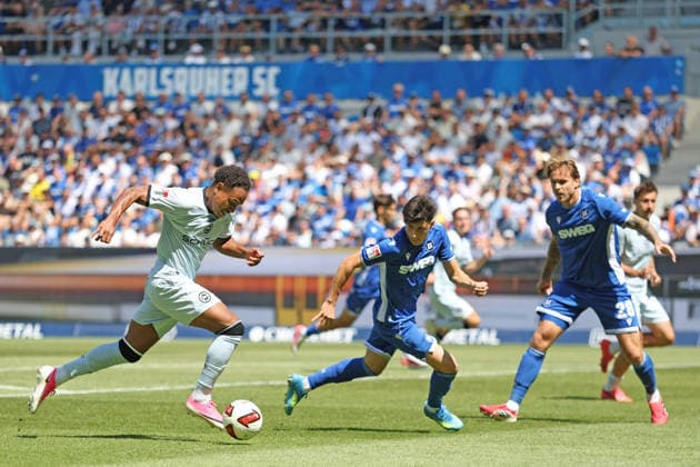 v.li. Monju Momuluh (Arminia Bielefeld, 14),Deniz Ofli (SC Karlsruhe , 3),Marcel Franke (SC Karlsruhe, 28) GER, SC Karlsruhe - DSC Arminia Bielefeld Fussball 1.Spieltag Spielzeit 2026 2027 2.Bundesliga 08.08.2026 (DFL DFB REGULATIONS PROHIBIT ANY USE OF PHOTOGRAPHS as IMAGE SEQUENCES and or QUASI-VIDEO). GER SC Karlsruhe - DSC Arminia Bielefeld Fussball 1.Spieltag Spielzeit 2026 2027 08.08.2026 *** v li Monju Momuluh, Arminia Bielefeld, 14; Deniz Ofli, SC Karlsruhe, 3; Marcel Franke, SC Karlsruhe, 28 GER, SC Karlsruhe vs. DSC Arminia Bielefeld Soccer Matchday 1, 2026–2027 Season, 2. Bundesliga, August 8, 2026. DFL and DFB regulations prohibit any use of photographs as image sequences and or quasi-VVIDEO GER SC Karlsruhe DSC Arminia Bielefeld Soccer Matchday 1 Season 2026–2027 August 8, 2026 Copyright: xEibner-Pressefoto JoergxHirschx EP_JHH