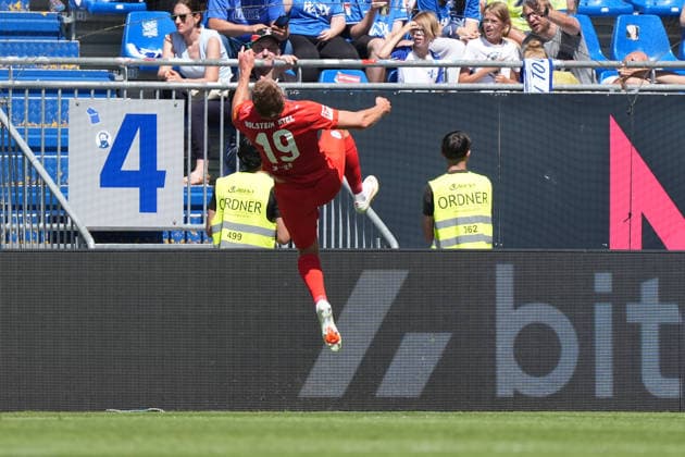 celebrate the goal, Torjubel zum 0:2 Phil Harres (Holstein Kiel) mit einem Salto - 08.08.2026 2. Bundesliga, Saison 26 27: SV Darmstadt 98 vs. Holstein Kiel, Stadion am Boellenfalltor, 1. Spieltag, emonline, emspor, *** celebrate the goal, goal celebration for the 0-2 by Phil Harre of Holstein Kiel with a somersault, August 8, 2026, 2. Bundesliga, 2026-27 season, SV Darmstadt 98 vs. Holstein Kiel, Stadion am Böllenfalltor, Matchday 1, emonline, emspor,
