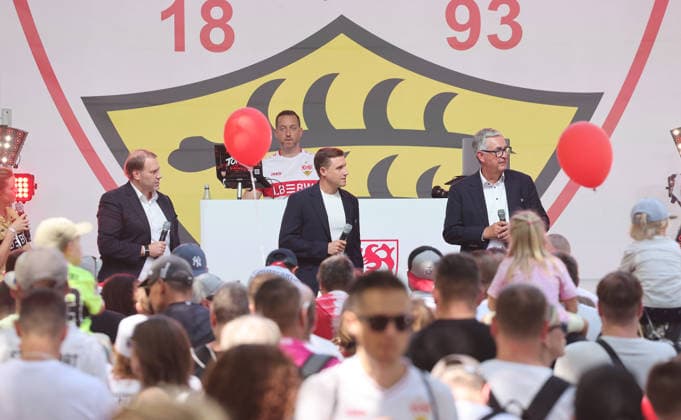 Stuttgart , VfB Stuttgart Saisoneröffnung , Präsidium auf der Bühne , von links: Stefan Jung Andreas Grupp Dietmar Allgaier *** Stuttgart, VfB Stuttgart Season Opener, Executive Committee on stage, from left: Stefan Jung, Andreas Grupp, Dietmar Allgaier
