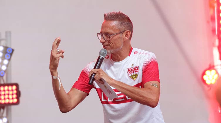 Stuttgart , VfB Stuttgart Saisoneröffnung , Präsidium auf der Bühne , Holger Laser *** Stuttgart, VfB Stuttgart Season Opener, Executive Committee on Stage, Holger Laser