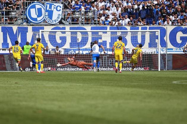 Magdeburg, Sachsen-Anhalt, Deutschland, 08.08.2026: Avnet Arena: 1. Spieltag, Saison 2026 27, 2. Fußball-Bundesliga: 1. FC Magdeburg - Eintracht Braunschweig: Mehmet Aydin (8, Eintracht Braunschweig) verwandelt einen Elfmeter in der 45. Minute, Dominik Reimann (1, 1. FC Magdeburg) ist chancelos *** Magdeburg, Saxony-Anhalt, Germany, August 8, 2026, Avnet Arena, Matchday 1, 2026–27 Season, 2. Bundesliga, 1. FC Magdeburg vs. Eintracht Braunschweig, Mehmet Aydin 8, Eintracht Braunschweig converts a penalty kick in the 45th minute; Dominik Reimann 1; 1 FC Magdeburg has no chances Copyright: xdtsxNachrichtenagenturx dts_129603