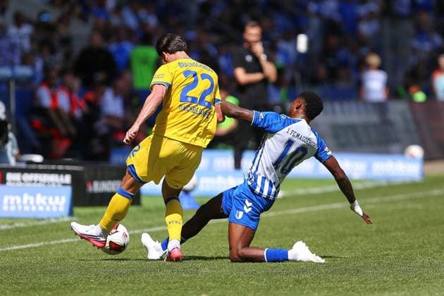 Magdeburg, Sachsen-Anhalt, Deutschland, 08.08.2026: Avnet Arena: 1. Spieltag, Saison 2026 27, 2. Fußball-Bundesliga: 1. FC Magdeburg - Eintracht Braunschweig: Fabio Di Michele Sanchez (22, Eintracht Braunschweig) und Moritz-Broni Kwarteng (10, 1. FC Magdeburg) im Zweikampf um den Ball *** Magdeburg, Saxony-Anhalt, Germany, August 8, 2026, Avnet Arena, Matchday 1, 2026–27 Season, 2 German Bundesliga 1 FC Magdeburg vs. Eintracht Braunschweig: Fabio Di Michele Sanchez (22), Eintracht Braunschweig, and Moritz Broni Kwarteng (10), 1 FC Magdeburg, battle for the ball Copyright: xdtsxNachrichtenagenturx dts_129604